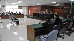 Waryono Karno saat mengikuti sidang di Pengadilan Tipikor, Jakarta, Senin (18/5/2015). JPU meminta majelis hakim menolak eksepsi mantan Sekretaris Jenderal Kementerian ESDM itu. (Liputan6.com/Herman Zakharia)