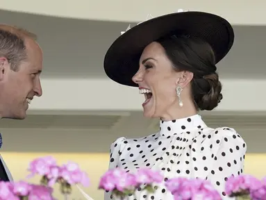 Pangeran William (kiri) dan Kate Middleton menghadiri hari keempat pertemuan pacuan kuda Royal Ascot di Ascot Racecourse, Ascot, Inggris, 17 Juni 2022. Pangeran William dan Kate Middleton membuat penampilan kejutan di Royal Ascot 2022. (Aaron Chown/PA via AP)