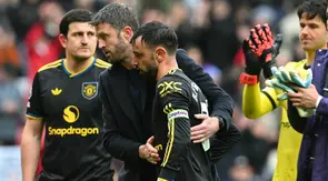 Pelatih sementara Manchester United asal Inggris, Michael Carrick, memberi selamat kepada gelandang Manchester United asal Portugal bernomor punggung 08, Bruno Fernandes, setelah pertandingan Liga Inggris antara Sunderland dan Manchester United di Stadion of Light di Sunderland, timur laut Inggris, pada 9 Mei 2026. (ANDY BUCHANAN/AFP)