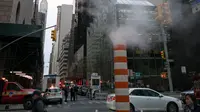 Pemandangan kebakaran yang melanda Trump Tower di New York, Amerika Serikat, Sabtu (7/4). Korban tewas merupakan salah satu penghuni gedung bertingkat 50 milik Donald Trump itu. (AP Photo/Craig Ruttle)