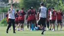 Pelatih Persija, Mauricio Souza, memimpin sesi latihan Persija Jakarta di Nirwana Park, Sawangan, Depok. (Bola.com/M Iqbal Ichsan)