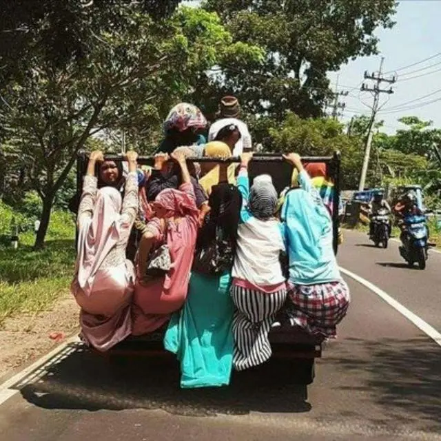 6 Tingkah Ibu-Ibu Paling Gokil Usai Pulang Hajatan Naik Mobil Ini Kocak