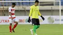 Saat babak kedua Ridho sudah tidak lagi menggunakan rompi. Ia tampil memakai jersey kiper Madura United yang berwarna kuning. (Bola.com/M Iqbal Ichsan)
