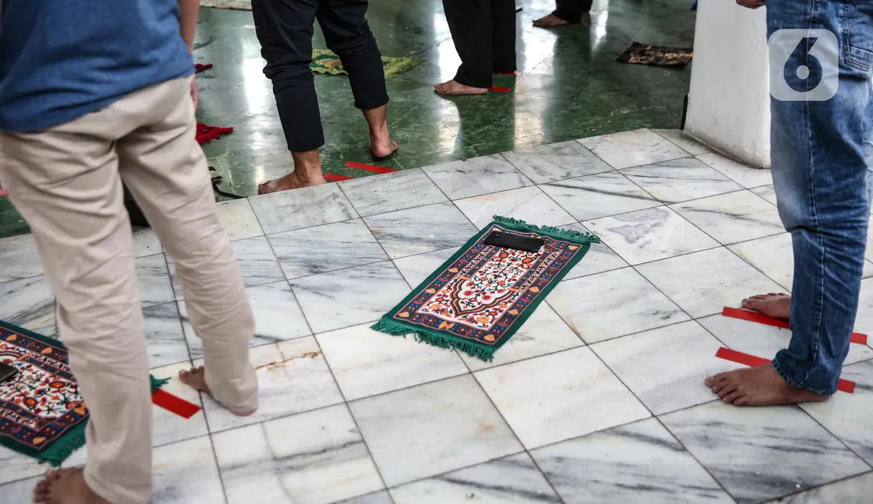 Umat Islam menunaikan salat Jumat berjemaah dengan menerapkan jaga jarak di Masjid Cut Meutia, Jakarta Pusat, Jumat (5/6/2020). Masjid Cut Meutia kembali menyelenggarakan ibadah salat Jumat dalam masa PSBB transisi dengan menerapkan protokol kesehatan secara ketat. (Liputan6.com/Faizal Fanani)