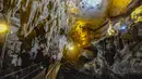 Goa Lowo mulai diperkenalkan sebagai objek wisata sejak 1984. Tampak dalam foto, aktivitas pengunjung di dalam Goa Lowo di Watuagung, Trenggalek, Jawa Timur. (merdeka.com/Arie Basuki)