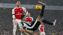 Pemain Newcastle, Aleksandar Mitrovic, melakukan tendangan salto saat melawan Arsenal pada laga Liga Premier Inggris. Akibat kekalahan ini Newcastle harus turun ke zona degragasi. (Reuters/Eddie Keogh)