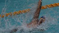 Perenang Jawa Timur, Dandy Sukmana, tampil untuk nomor gaya punggung 50 meter pada Peparnas XVI di Kolam Renang UPI, Bandung, Rabu (19/10/2016). (Bola.com/Vitalis Yogi Trisna)