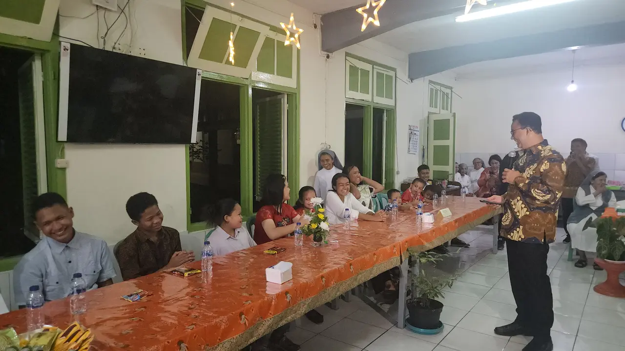 Calon presiden Anies Baswedan bersama istrinya, Fery Farhati, menyapa anak-anak di Panti Asuhan Taman Parmardi ST. Thomas Ungaran, Semarang sambil menggelar Christmas Dinner atau makan malam saat Natal, Minggu (24/12/2023). (Merdeka.com/Bachtiarudin Alam)