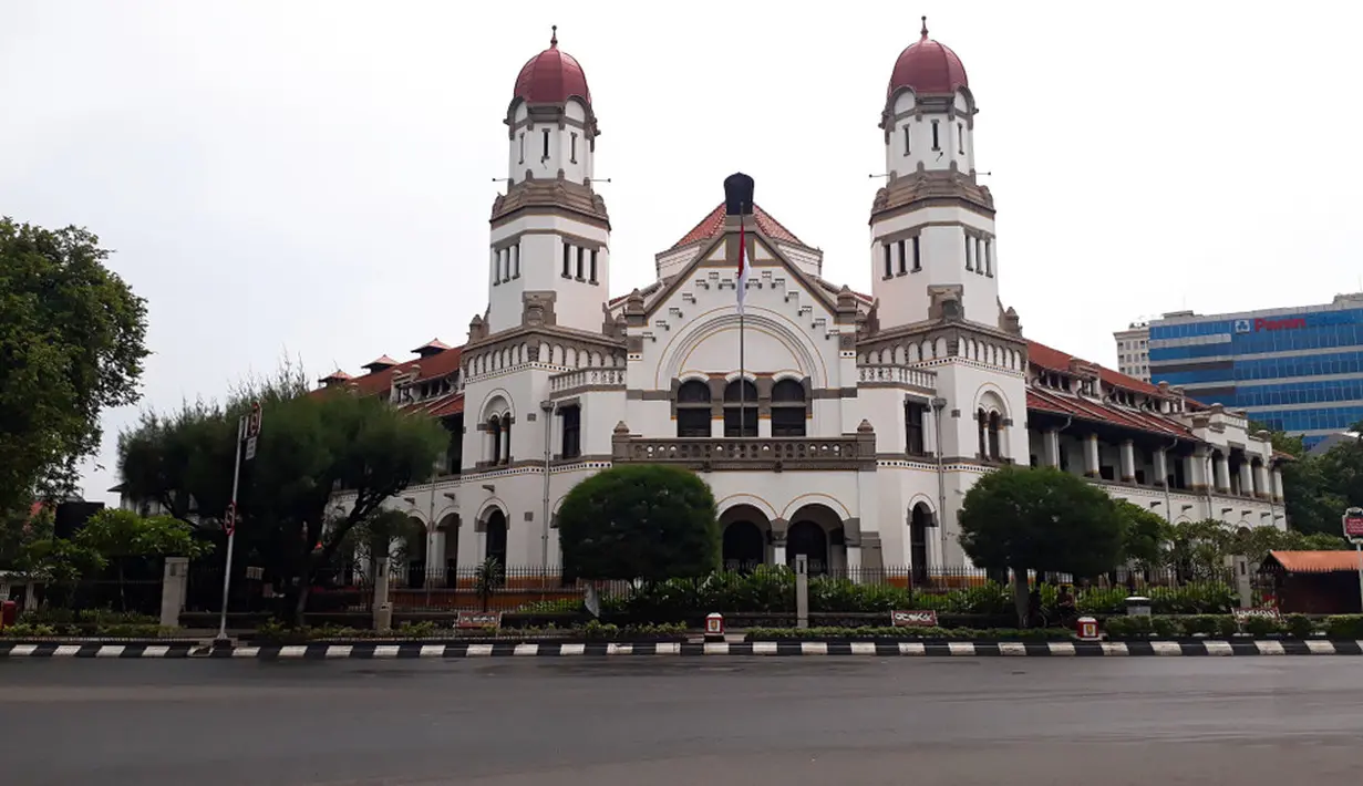 Lawang Sewu dibangun sebagai Kantor Pusat Kereta Api Indonesia, seiring perkembangan bangunan ini dimanfaatkan sebagai Museum. Bangunannya yang khas menjadi daya tarik sendiri. Terletak di kota Semarang, Lawang Sewu wajib menjadi rekomendasi tujuan wisatamu./copyright shutterstock/abid99