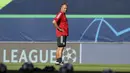 Pelatih Bayern Munchen Hans-Dieter Flick mengarahkan sesi latihan di Stadion Jose Alvalade, Lisbon, Selasa (18/8/2020). Bayern Munchen akan menghadapi Lyon pada pertandingan semifinal Liga Champions. (Miguel A. Lopes/Pool via AP)
