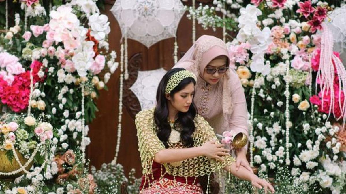 Sakral Penuh Makna, 9 Potret Pengajian hingga Resepsi Mewah Pernikahan Ochi Rosdiana dan Luthfi Arif