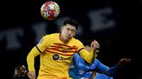 Pemain Barcelona, Robert Lewandowski (kiri) beduel udara dengan pemain Napoli pada leg pertama 16 besar Liga Champions 2023/2024 di Diego Armando Maradona stadium, Napoli, Italia, Kamis (22/02/2024) dini hari WIB. (AFP/Filippo Monteforte)