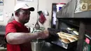 Pekerja memproduksi roti di industri roti rumahan Langgeng Sari di kawasan Pejompongan, Jakarta, Selasa (6/9/2022). Industri roti rumahan Langgeng Sari mengurangi produksi hingga 50 persen dari 4.000 menjadi 2.000 per hari untuk menekan biaya. (Liputan6.com/Herman Zakharia)
