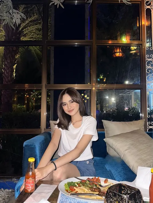 Gaya simpel Syifa Hadju pakai kaus lengan pendek berwarna putih dipadunya dengan bawahan pendek denim. [Foto: Instagram/syifahadju]