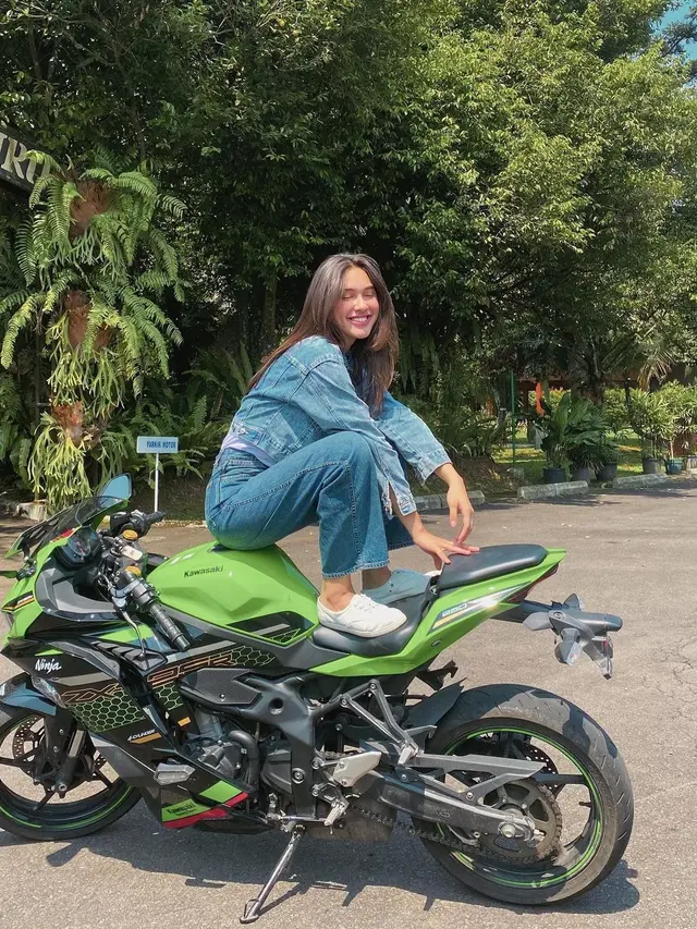 Gaya Busana Yasmin Napper