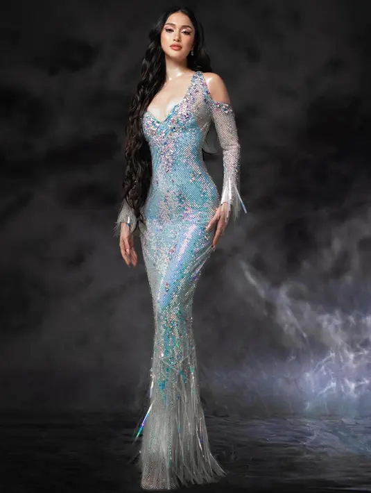 Gaun malam yang dikenakan wakil FIlipina Nicole Borromeo membuatnya masuk ke top 7 Best Evening Gown. Gaun rancangan Furne Amato mengangkat inspirasi dari makhluk mitologi Magindra. Amato pun mengimplementasikan gaunnya dengan bahan-bahan mewah seperti kristal net serta batuan dari Mesir. [@skphconnects]