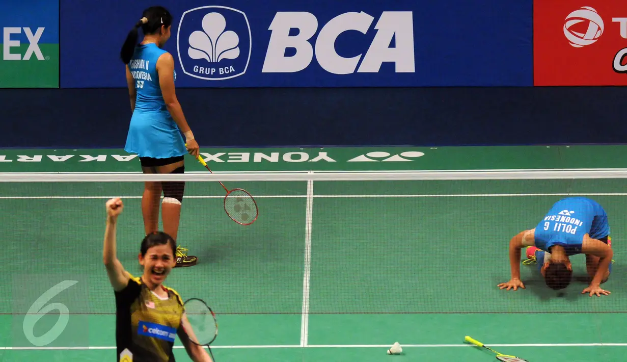 Nitya Krishinda Maheswari/Greysia Polii (Indonesia) saat dikalahkan pemain Malaysia, Vivian Kah Mun Hoo/Khe Wei Woon di babak 16 besar BCA Indonesia Open 2016, Jakarta, Kamis (2/6). (Liputan6.com/Helmi Fithriansyah)