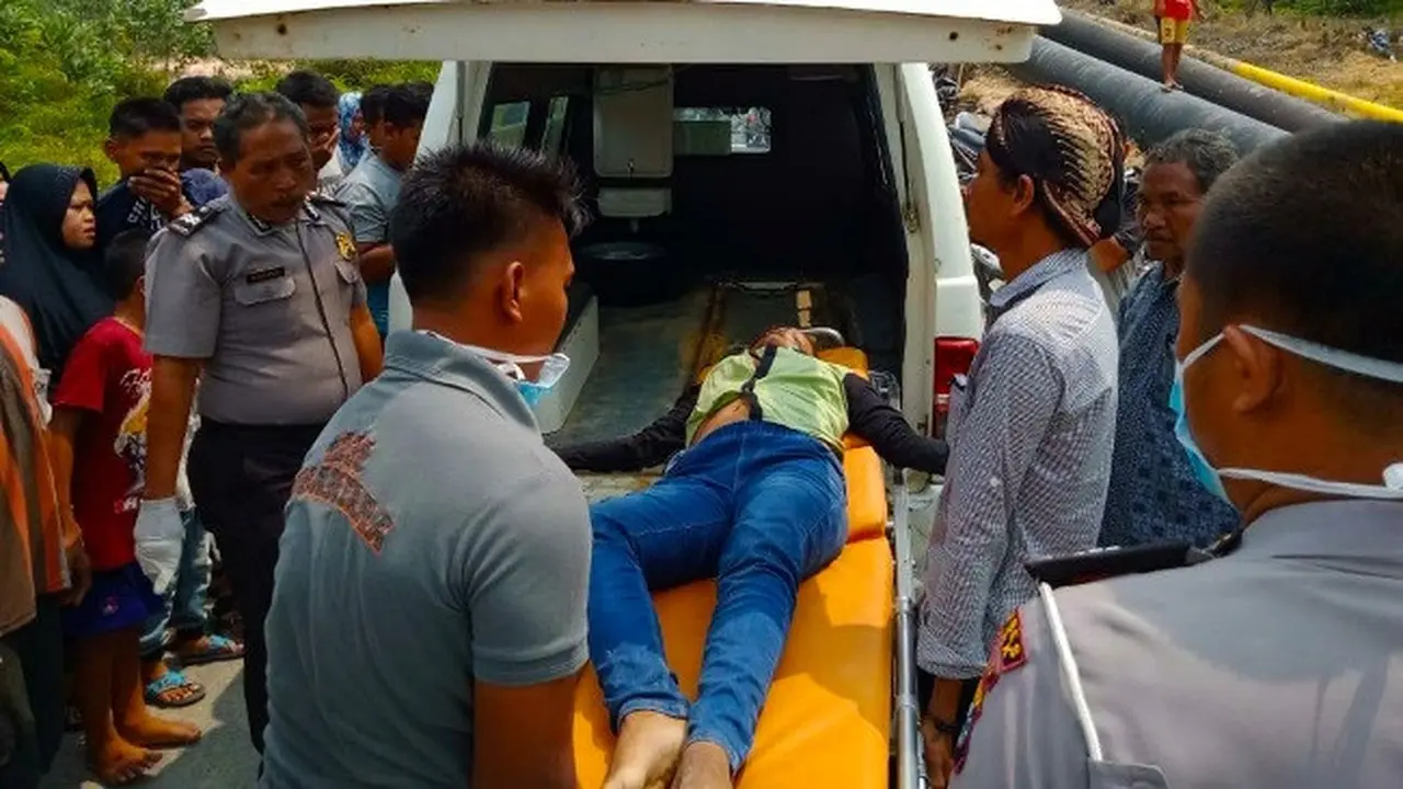 Petugas mengevakuasi korban pembunuhan pakai cangkul di Kandis, Siak.