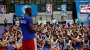 Pelatih Junior NBA, Chris Sumner, memberikan arahan kepada peserta tahap Selection Camp Junior NBA di Jakarta, Minggu (21/8/2016). Para peserta tahap Selection Camp dipilih 64 terbaik untuk lolos ke tahap National Training Camp. (Istimewa)