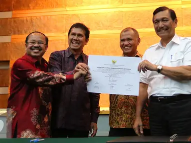 (ki-ka) Ketua Ombudsman RI Amzulian Rifai, Menpan-RB Asman Abnur, Ketua KPK Agus Rahardjo dan Menko Maritim Luhut B Pandjaitan usai penandatangan pencanangan zona integritas, Jakarta, Kamis (15/9). (Liputan6.com/Angga Yuniar)