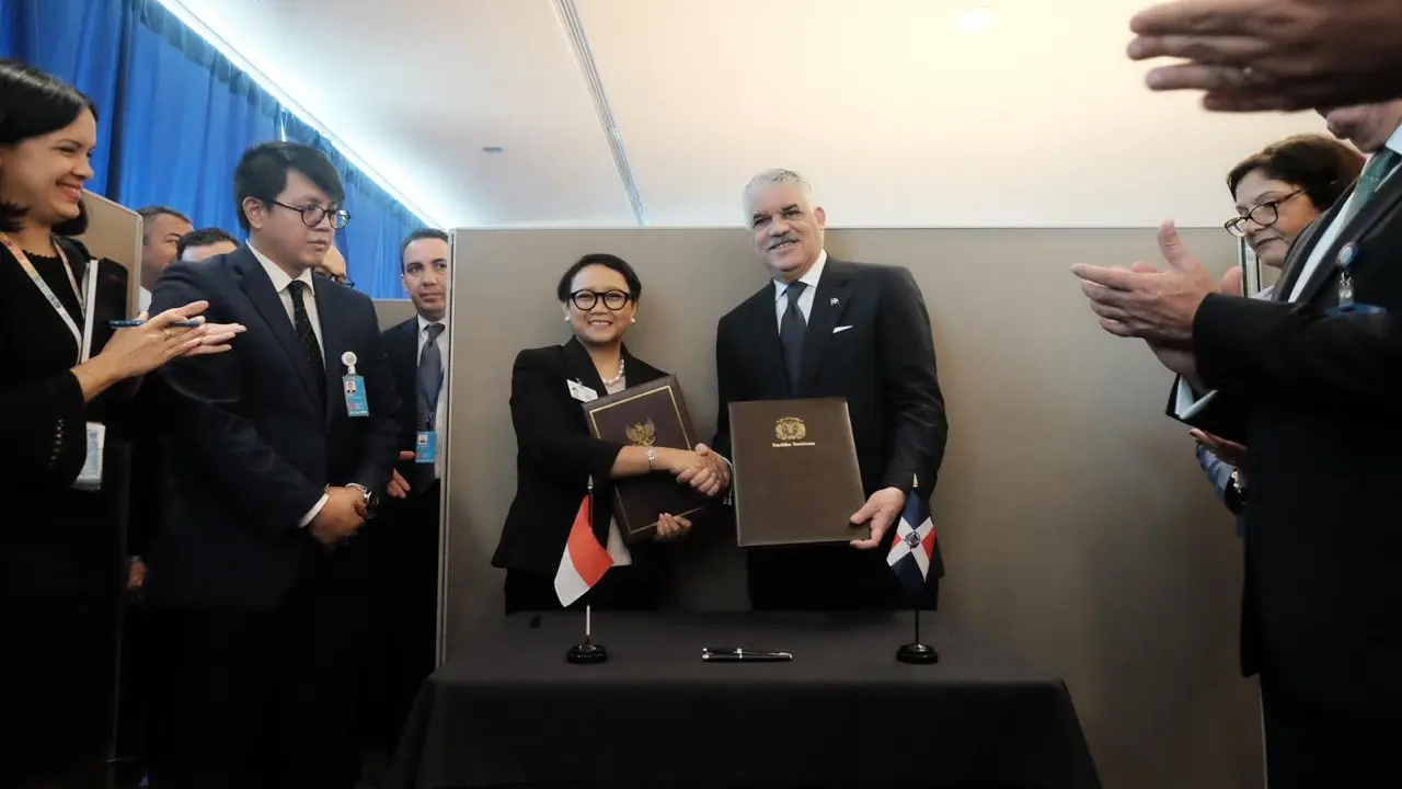 Pertemuan Bilateral Menteri Luar Negeri Republik Indonesia, Retno Marsudi Berjabat Tangan pada Kerja Sama Bilateral dengan Tema Ekonomi dan Perkembangan Kawasan di New York (25/9/2019) (Liputan6.com/Kemenlu RI)