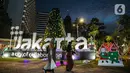 Pejalan kaki melintas di dekat pohon Natal di Thamrin 10, Jakarta, Selasa (22/12/2020). Mengangkat tema ‘Semangat Perayaan Natal dengan Kesederhanaan dan Solidaritas’ Pohon Natal setinggi 12 dengan lampu 3 dimensi. (Liputan6.com/Faizal Fanani)