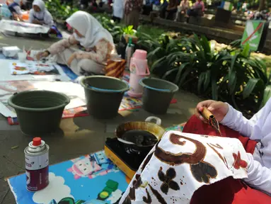Seorang pelajar mengikuti lomba membatik tingkat SD di Lapangan Ekspresi, Sempur, Bogor, Kamis (2/5/2019). Kegiatan yang diikuti 18 peserta hasil seleksi dari tingkat kecamatan se-Kodya Bogor ini diadakan dalam rangka mewarisi kebudayaan lokal kepada generasi milenial. (merdeka.com/Arie Basuki)