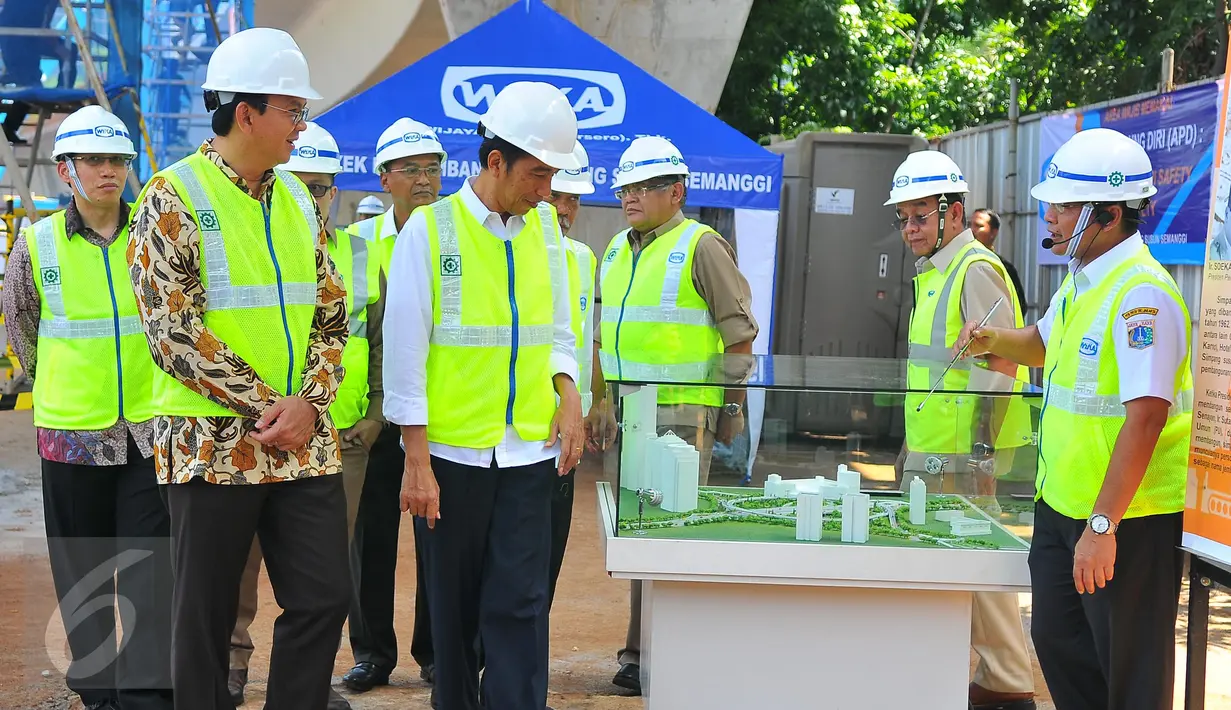 Presiden Jokowi melihat maket pembangunan proyek simpang susun Semanggi, Jakarta, Kamis (23/2). Jokowi berharap, pembangunan proyek tersebut dapat menjadi solusi kemacetan lalu lintas di Jakarta selama bertahun-tahun. (Liputan6.com/Angga Yuniar)
