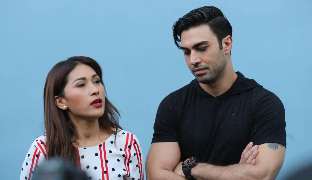 Mehdi sendiri mengakui bahwa masih mencintai sang istri. Meski demikian, Tata tidak bisa memastikan apakah akan kembali rujuk dengan Mehdi. Meski belakangan ini hubunganya membaik. (Adrian Putra/Bintang.com)