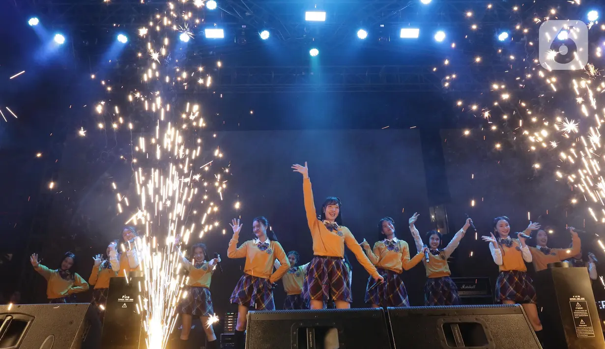 Personel JKT48 saat tampil di ajang Festival6 di Senayan Park, Jakarta, Sabtu (8/7/2023). (Liputan6.com/Helmi Fithriansyah)