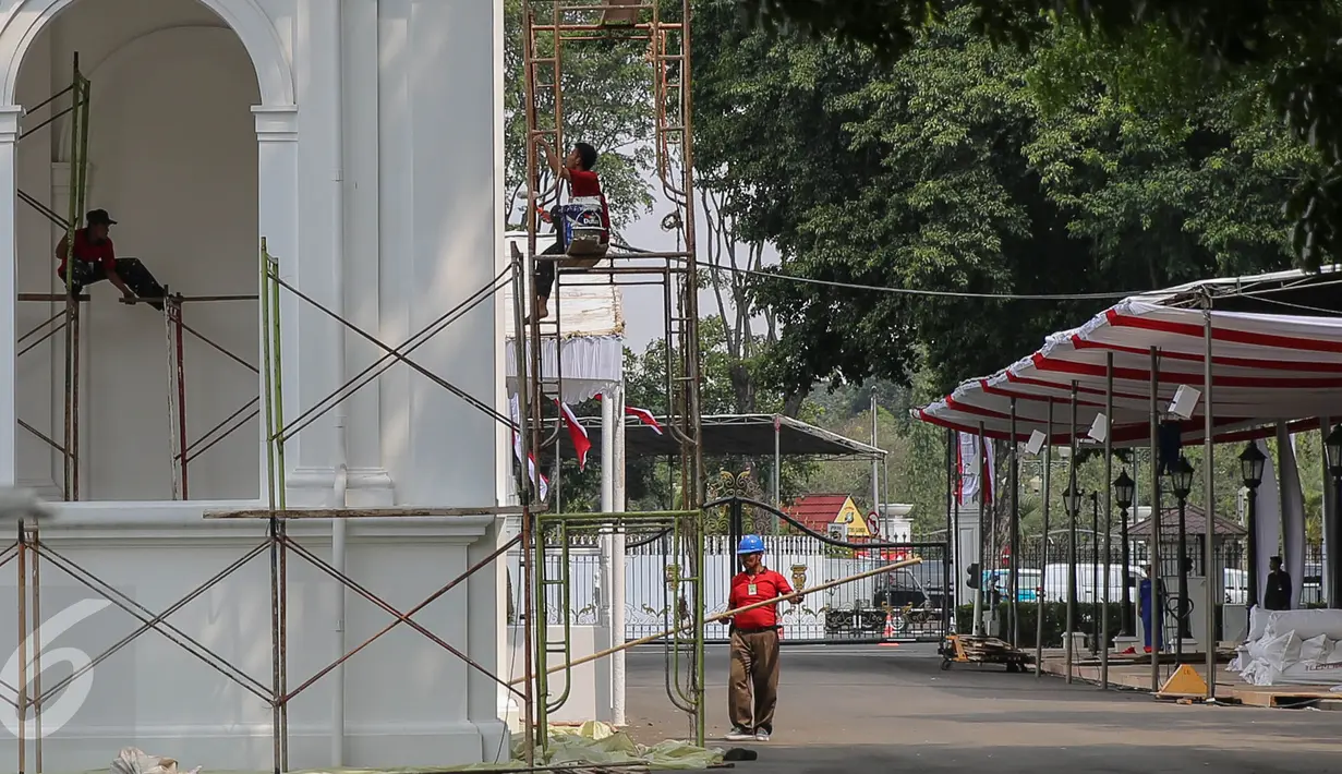 Sejumlah pekerja menyelesaikan pemasangan tenda di lingkungan komplek Istana Kepresidenan, Jakarta, Senin (10/8/2015). Istana Kepresidenan mulai dipercantik untuk menyambut perayaan HUT Kemerdekaan RI ke-70. (Liputan6.com/Faizal Fanani)