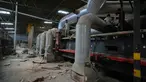 Para pekerja tiba untuk melakukan pekerjaan pemeliharaan di sebuah pabrik keramik yang tutup di Morbi, negara bagian Gujarat, India, Rabu 8 April 2026. Industri keramik di Morbi, negara bagian Gujarat, India, menghadapi krisis akibat kekurangan 
pasokan bahan bakar. (AP Photo/Ajit Solanki)