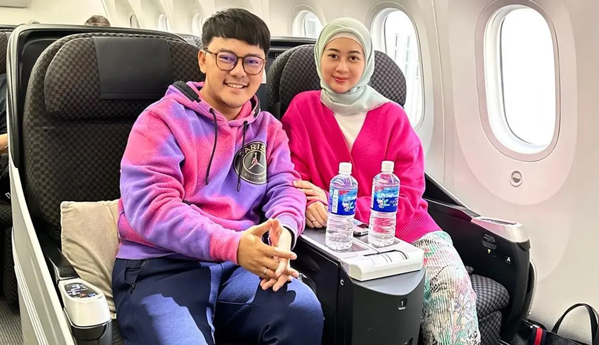 Danang juga sempat mengabadikan potret bersama saat akan berangkat ke Negeri Sakura. Agar kompak, Hemas pun meminta suaminya untuk mengenakan pakaian yang ada unsur warna pink agar sama dengannya. Alhasil, pasangan suami istri ini pun serasi dengan busana bernuansa pink. (Liputan6.com/IG/@danang_official91)