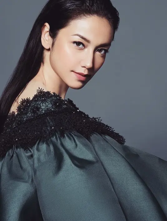 Velove Vexia dengan wet-look. Menampilkan kulit sehatnya dengan makeup minimalis bernuansa merah muda yang hangat. Foto: Instagram.