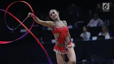 Pesenam Indonesia, Nabila Evandestiera saat laga nomor pita penyisihan senam ritmik putri Asian Games 2018 di JIEXPO Kemayoran, Jakarta, Senin (27/8). Nabila Evandestiera hanya mampu mengumpulkan 36,350 poin. (Liputan6.com/Helmi Fithriansyah)