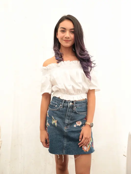 "Di dunia entertain udah 9 tahun, sekarang aku 18 tahun. Dan perjalanan lumayan panjang. Dari aku yang ga ngerti akting sama sekali sampai sinetron kedua ketiga sekian puji Tuhan banget aku keangkat di sini," kata Ersya Aurelia. (Adrian Putra/Bintang.com)