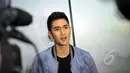 Sebagai pendatang baru dalam dunia entertainment, wajah tampan Verrell Bramastya saat ini sudah banyak menghiasi berbagai media. Foto diambil di kawasan Mampang, Jakarta, Senin (4/5/2015). (Liputan6.com/Panji Diksana) 