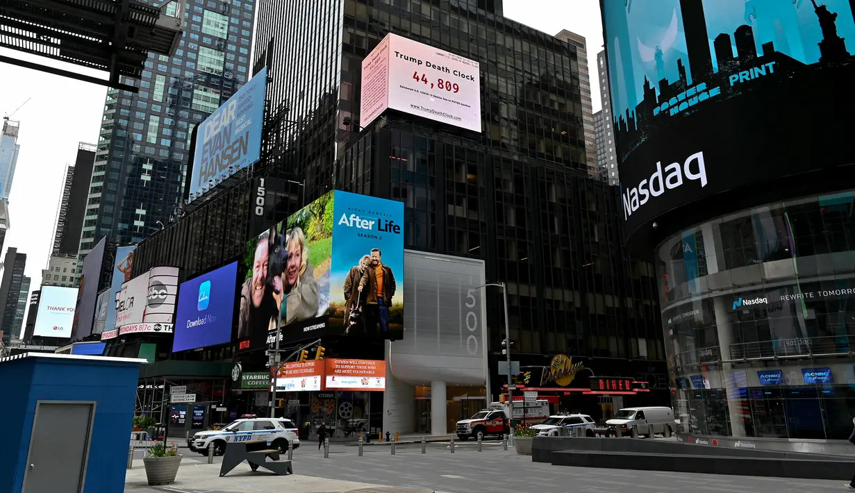Papan berupa jam kematian yang disebut "Trump Death Clock" di Times Square, New York City pada 8 Mei 2020. Trump Death Clock yang menunjukkan jumlah kematian akibat Covid-19 ini menjadi pengingat bagi Donald Trump angka itu bisa dihindari jikabertindak lebih cepat. (Dia Dipasupil/Getty Images/AFP)