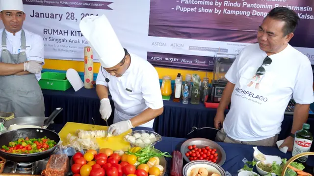 Executive Chef Archipelago International ikut hadir untuk melakukan live cooking di depan para pasien kanker di Kalimantan. (Dok Archipelago International)