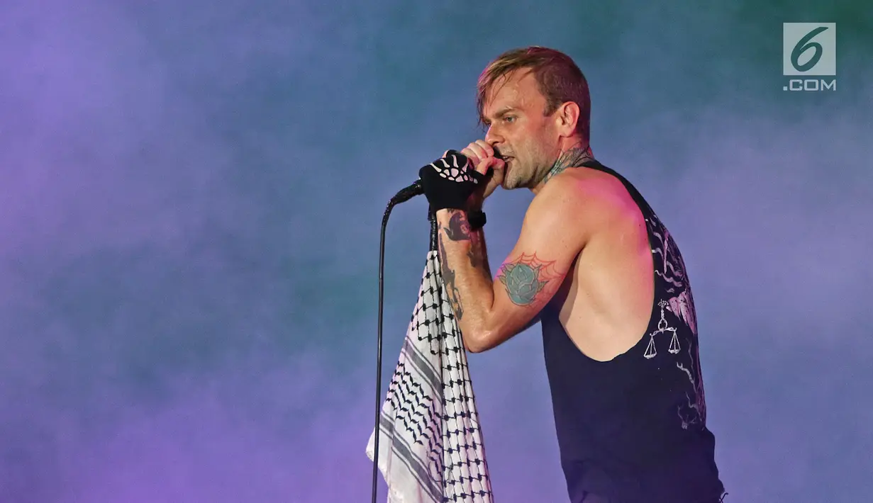 Penampilan Vokalis The Used Bert McCracken dalam acara "Hodgepodge Superfest 2019", di Allianz Ecopark, Ancol, Sabtu (31/8/2019). Dalam penampilannya grup band asal Amerika itu membawakan beberapa lagu andalannya yaitu Take it Away, Bird and the Worm, dan Listening. (Liputan6.com/Herman Zakharia)