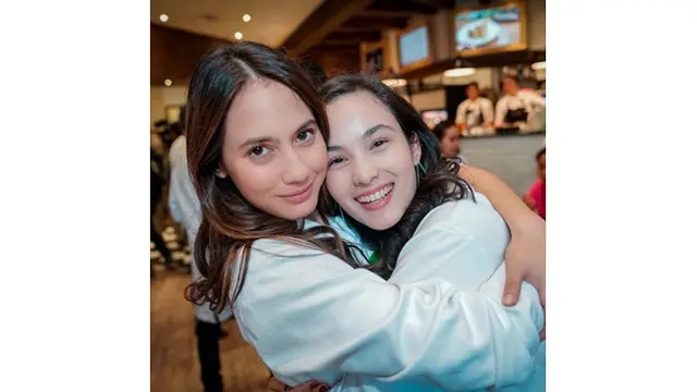 5 Potret Persahabatan Chelsea Islan dengan Pevita Pearce, Selalu Kompak