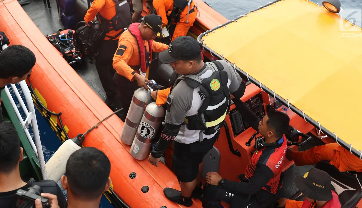 Tim Basarnas menyiapkan operasi penyelaman untuk mencari korban pesawat Lion Air JT- 610 di perairan Karawang, Jawa Barat, Rabu (31/10). Hingga hari ketiga, pencari korban jatuhnya Lion Air JT-610 terus dilakukan. (Liputan6.com/Helmi Fithriansyah)