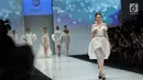 Sejumlah model berjalan diatas catwalk membawakan rancangan desainer Bunka School of Fashion dalam ajang Jakarta Fashion Week 2018 di Senayan City, Jakarta, Kamis (26/10). Bunka School of Fashion mengusung “Diversity in Art". (Liputan6.com/Faizal Fanani)
