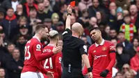 Wasit Anthony Taylor menjadi sorotan di Liga Inggris musim 2022/2023 ini. Ketegasannya dalam memimpin laga membuatnya telah mengeluarkan 71 kartu kuning dan 4 kartu merah hingga pekan ke-27. Mau tahu siapa saja empat pemain yang telah dikartu merah wasit berkepala plontos tersebut? Berikut daftarnya. (AFP/Darren Staples)