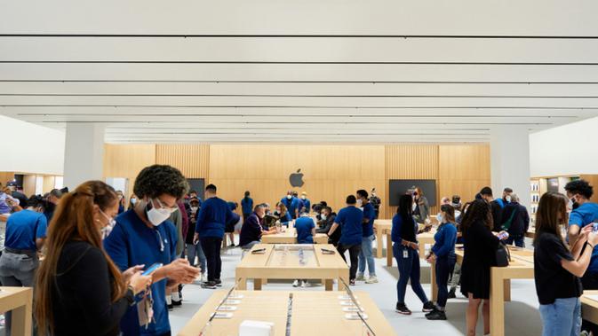 Penjualan perdana iPhone 13 di toko perdana Apple di Bronx, New York, tepatnya di The Mall at Bay Plaza. (Foto: Apple Newsroom)