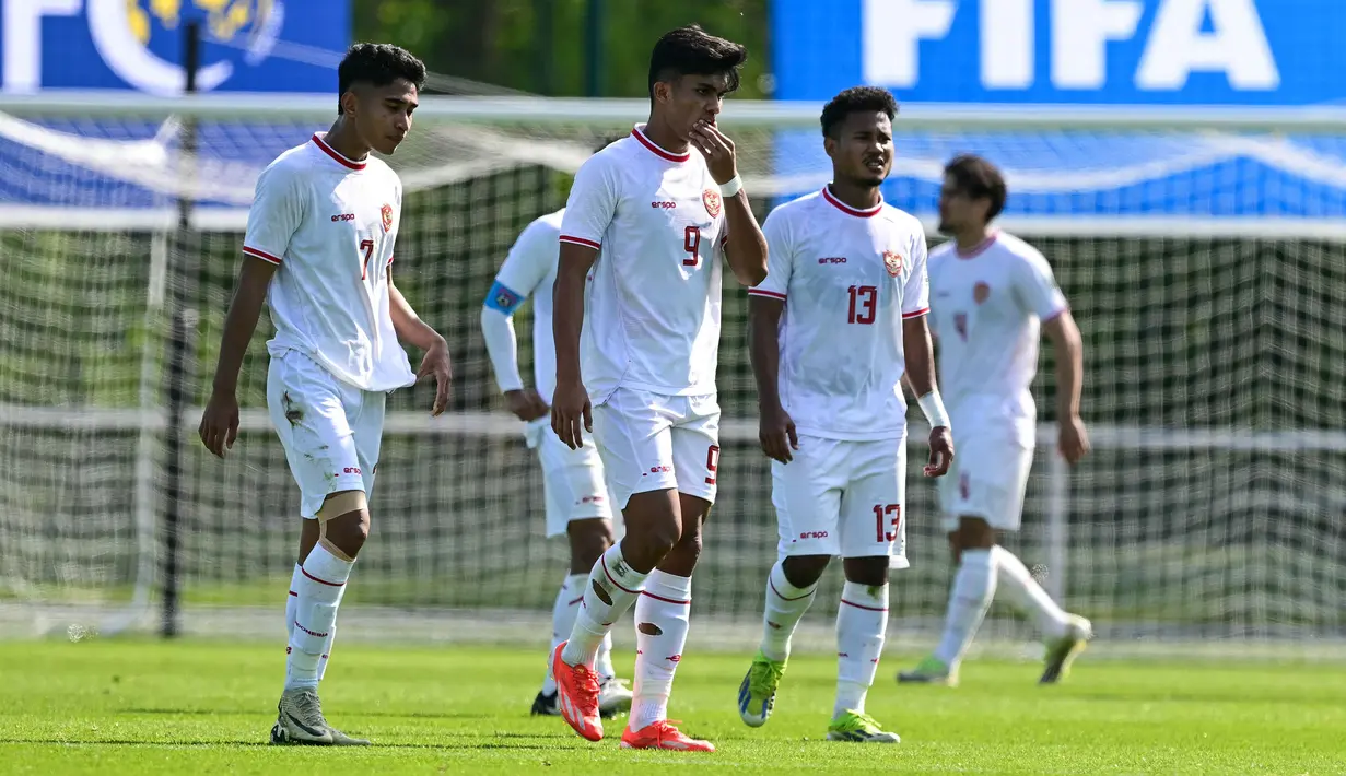 Reaksi kecewa para pemain Timnas Indonesia U-23 usai kalah 0-1 dari Guinea U-23 pada laga play-off antar-konfederasi menuju Olimpiade Paris 2024 di Stade Pierre Pibarot, Centre National du Football de Clairefontaine, Prancis, Kamis (9/5/2024). (AFP/Miguel Medina)