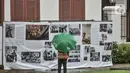Pengunjung mengamati koleksi foto arsip tentang sejarah Indonesia dalam pameran Indonesia Bergerak 1900-1942 (Revamped) di Gedung Arsip Nasional, Jakarta, Selasa (15/12/2020). Pameran tersebut berlangsung mulai 11 hingga 16 Desember 2020. (merdeka.com/Iqbal Nugroho)