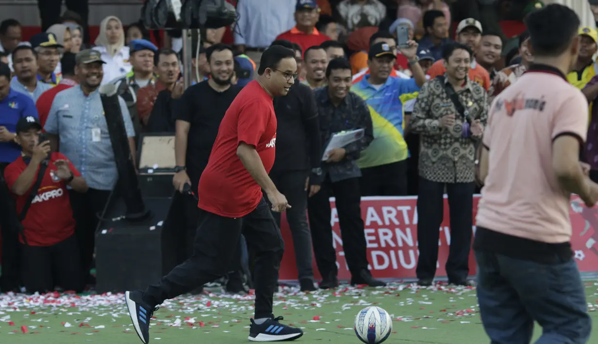 Gubernur DKI Jakarta, Anis Baswedan, bermain bola saat peresmian pembangunan stadion baru Jakarta International Stadium di Jakarta, Kamis (14/3). Stadion berkapasitas 82.000 kursi tersebut ditargetkan selesai pada tahun 2021. (Bola.com/M. Iqbal Ichsan)