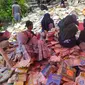 Mahasiswa, pelajar, hingga dosen, tak mau kehilangan momentum mendapatkan buku berkualitas dengan harga miring, meski bekas terendam banjir yang terpenting masih bisa terbaca. (Liputan6.com/ Arfandi Ibrahim)