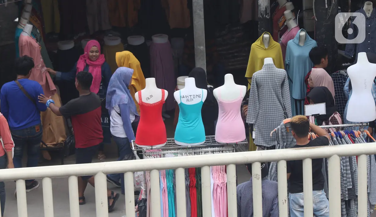 Aktivitas perdangangan di Skybridge Pasar Tanah Abang, Jakarta, Jumat (27/12/2019). Kepala Badan Koordinasi Penanaman Modal (BKPM) Bahlil Lahadalia menyatakan di Pasar Tanah Abang sulit ditemukan produk asli buatan Indonesia karena membanjirnya produk garmen luar negeri. (Liputan6.com/Angga Yuniar)